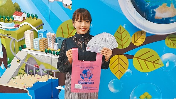 新北市環保局12月2日起開始發放專用垃圾袋兌換抵價券,盼減輕民眾經濟負擔。(新北市環保局提供/葉德正新北傳真)