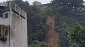 基隆崇法街土石崩塌　臨近大型社區400住戶驚