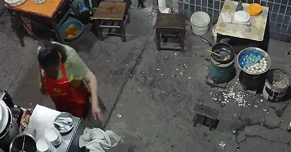 南京一湯圓店將顧客吃剩湯圓回鍋出售,被監視器全部拍下。圖/截自現代快報
