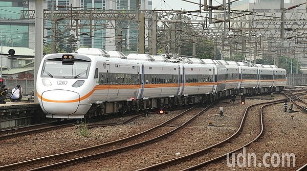 為便利住在台東的民眾往返台北就醫、洽公等,台鐵局宣布12月17日起,開放每天三班新自強號(普悠瑪、太魯閣號)列車以實名制方式,提前於含乘車日的14到12天前優先預訂車票。圖/聯合報資料照片