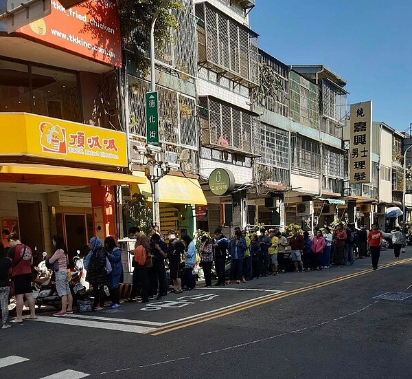 頂呱呱28日推出一日限定「一公斤雞」吸引民眾大排長龍。圖/頂呱呱提供