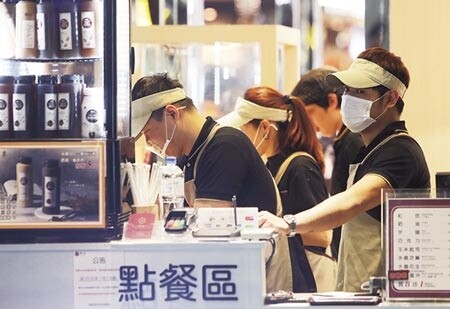 全台零工族達81.9萬人,卻有超過21%是因找不到全時或正式工作而被迫打零工,屬於「非自願性」,圖為餐飲業的年輕服務人員。(本報資料照片)