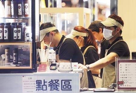 全台零工族達81.9萬人，卻有超過21%是因找不到全時或正式工作而被迫打零工，屬於「非自願性」，圖為餐飲業的年輕服務人員。（本報資料照片） 