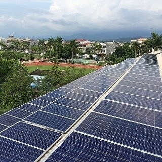 台南市教育局推動國中小屋頂設置太陽能光電,創造市府、學校、廠商三贏。圖/台南市教育局提供