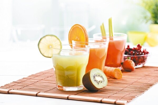 果汁代替水果容易導致糖份攝取過量，因此還是建議民眾攝取原態的水果，才不容易造成身體負擔，也可以確保營養。圖／123RF
