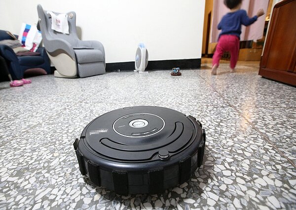 最新研究發現,除塵幫手恐是揚塵兇手之一,啟動後室內空氣品質就會亮紅燈,甚至達PM2.5紅害警報。圖/記者劉學聖攝影