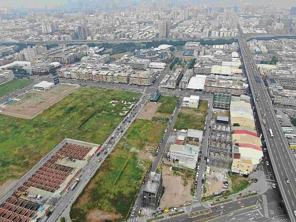 高雄地政局此次土地標售總額最高的,是第五標位於大坪頂5號道路區段徵收區土地(紅線範圍),面積約1385.29坪,總價約2.06億元,可規畫興建透天店面住宅。圖/高雄市政府提供