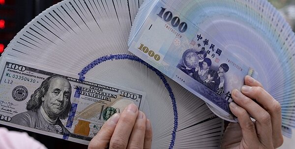金管會28日公布,10月因新台幣急升5.8角,壽險海外投資若完全沒有避險,單月匯兌損失高達新台幣2,019億元。中時報系資料照