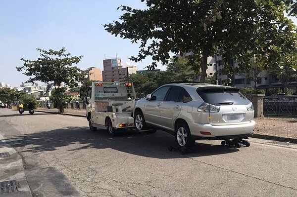 交通大隊指出,8月起,陸續執行「闖紅燈」及「超速違規」大執法,接下來為維護市區道路的整齊及安全秩序,將於12月起進行「違規停車零容忍」大執法。記者邵心杰/翻攝