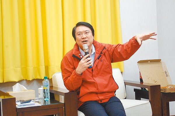 基隆市長林右昌強調,市府大樓不是只有需要性,還有急迫性。(許家寧攝)