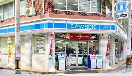 LAWSON那霸久茂地二丁目店外觀。圖／取自マーケットピア