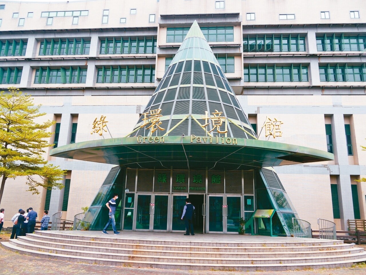 高雄市綠環境館當年斥資上億元興建，閒置多年後，整修經費高達1.6億元。 記者徐白櫻／攝影