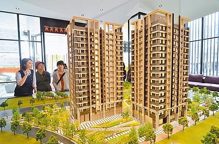 歷次股災房市比一比,圖為看屋人潮。(本報資料照片)