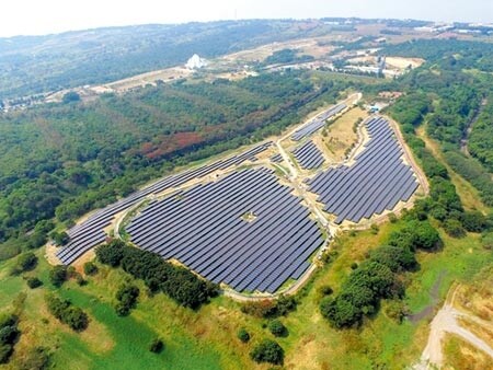 臺中文山掩埋場地面型太陽光電系統，為國內有效活化閒置土地、開發綠能的成功案例。圖／本報資料照片 