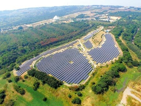 臺中文山掩埋場地面型太陽光電系統，為國內有效活化閒置土地、開發綠能的成功案例。圖／本報資料照片 