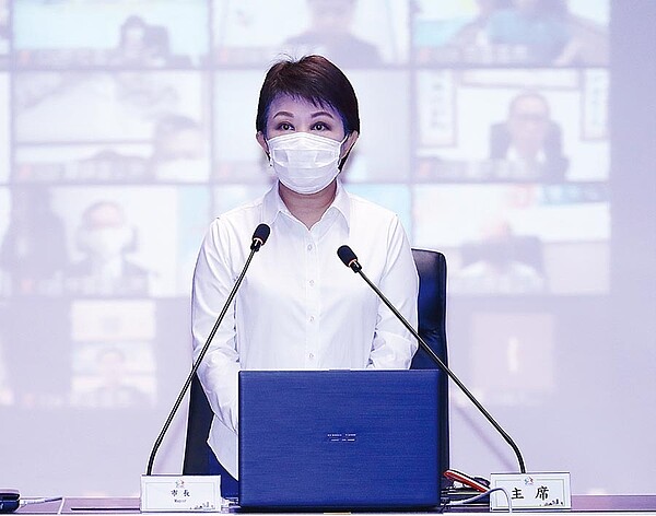 台中市長盧秀燕向流行疫情指揮中提出應徵召第四台業者,為遠距教學提供平台,確保學生受教權,對此,指揮官陳時中昨也表示認同。圖為盧秀燕24日主持市政會議,區長不必到場,改用「視訊」方式參與會議。(盧金足攝)