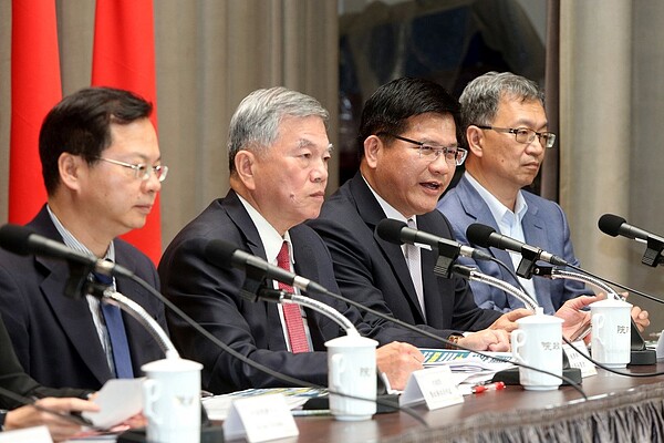 政委龔明鑫(左起)、經長沈榮津、交長林佳龍、衛福部次長薛瑞元出席紓困記者會。記者邱德祥/攝影