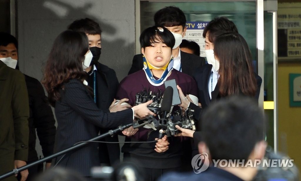 南韓警方決公布「Ｎ號房」案主嫌趙周彬的相貌和個資，圖為25日上午趙周彬在首爾鐘路警察局被起訴。圖／摘自韓國聯合新聞