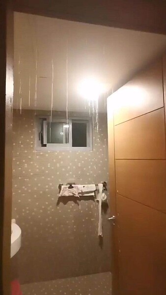 健康公宅一戶住戶的浴室天花板去年底嚴重漏水,宛如瀑布,至今仍未解決。圖/應曉薇議員研究室提供