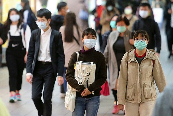 圖為台北捷運通道,大多數民眾都自發性戴上口罩防疫。 記者胡經周/攝影