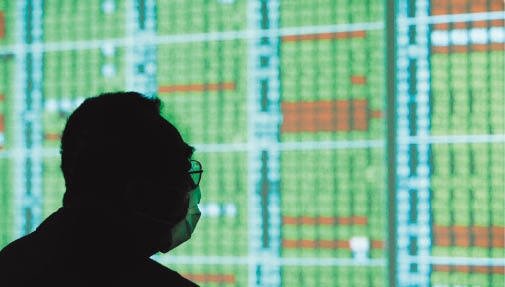 會計師建議,把握股市低檔期間「贈與」傳承股票,有助省下贈與稅。 聯合報系資料照/記者曾原信攝影