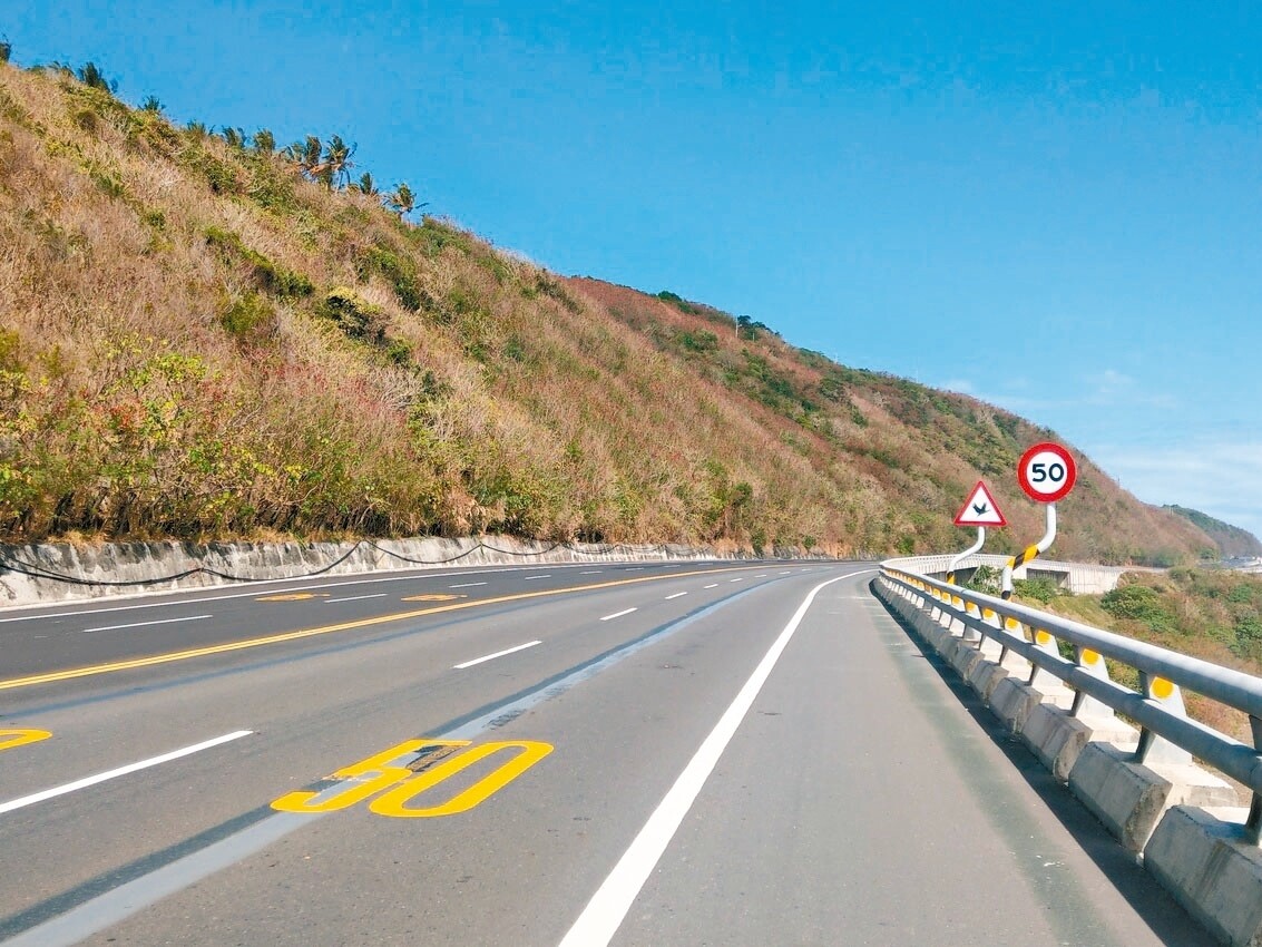 南迴公路拓寬改善工程(簡稱南迴改)台東段從達仁安朔到太麻里香蘭,去年12月23日通車以來,速限問題備受討論。 記者尤聰光/攝影