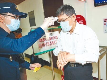 台北市長柯文哲(右)25日前往台灣民眾黨立院黨團開會,進入立院時接受駐衛警量測額溫。圖/陳信翰攝