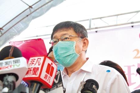 台北市長柯文哲出席2020台北玫瑰展開幕活動,會後接受媒體聯訪時宣布北市府6項短期紓困措施。圖/譚宇哲攝