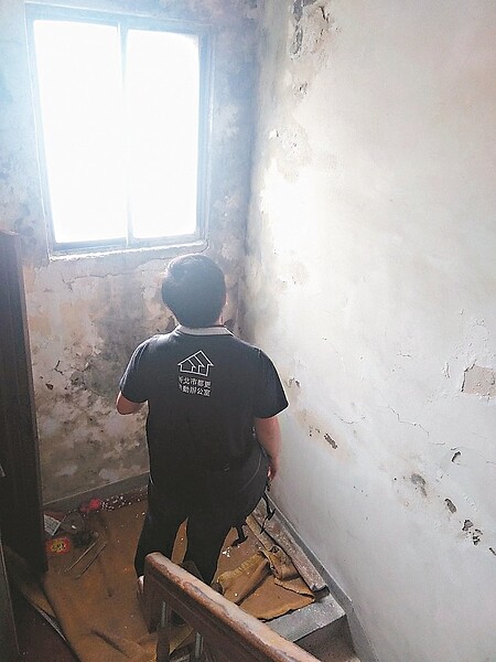 新北市林口區佳林段一處社區鑑定為海砂屋,都更辦公室人員前往了解屋況。 圖/新北市都更處提供