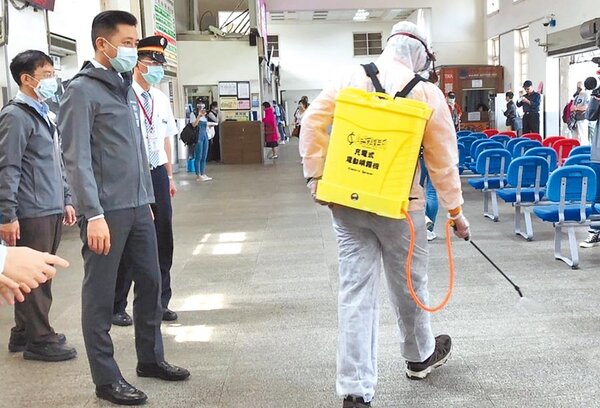 新竹市政府25日成立防疫消毒大隊，配置6組專業消毒人力，啟動公共場所環境消毒計畫。（陳育賢攝）