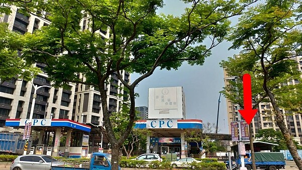 網友指出,桃園中路重劃區向陽公園的加油站旁,有一座土地公廟,擔心在充滿火源的狀況下,會有安全問題。圖/翻攝臉書社團《桃園中路重劃區》