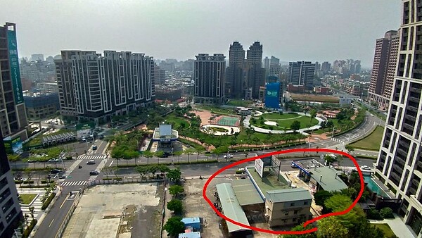 網友指出,桃園中路重劃區向陽公園的加油站旁,有一座土地公廟,擔心在充滿火源的狀況下,會有安全問題。圖/翻攝臉書社團《桃園中路重劃區》
