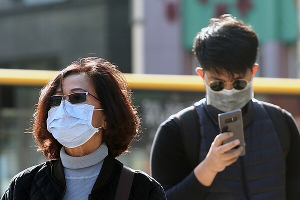 行政院雖還未鬆口開放口罩寄出國,但已討論初步模式,規劃可寄口罩出國給二親等以內為原則。 圖/聯合報系資料照片
