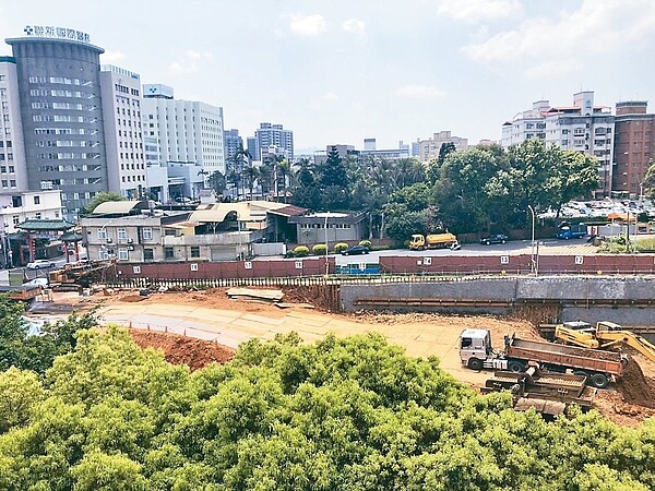 平鎮乙未保台紀念公園與地下停車場，因施工聲音大，緊鄰的平興國中飽受困擾。圖／桃園市議員舒翠玲提供