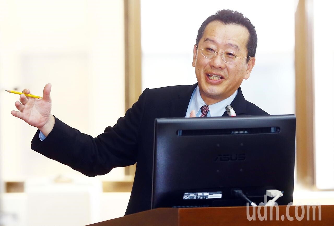 新冠肺炎疫情造成全球股災,立委曾銘宗問金管會主委顧立雄,最近晚上睡得好嗎?顧立雄笑說,美股上下震盪,「有時候會起來看一下,哈哈哈」!記者杜建重/攝影