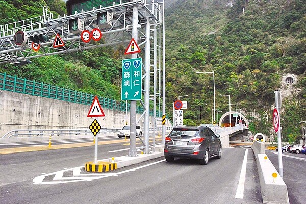 蘇花改花蓮路段與隧道並未提速，駕駛人指「速限不一」，可能更陷超速。（王志偉攝）