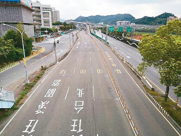 新北市新店區環河路安坑輕軌K8-K9跨新店溪橋工程,從中安大橋往台北方向架設紐澤西護欄,卻造成車禍,新北道安會報要求全數撤除,暫停施工。 圖/新北交通局提供