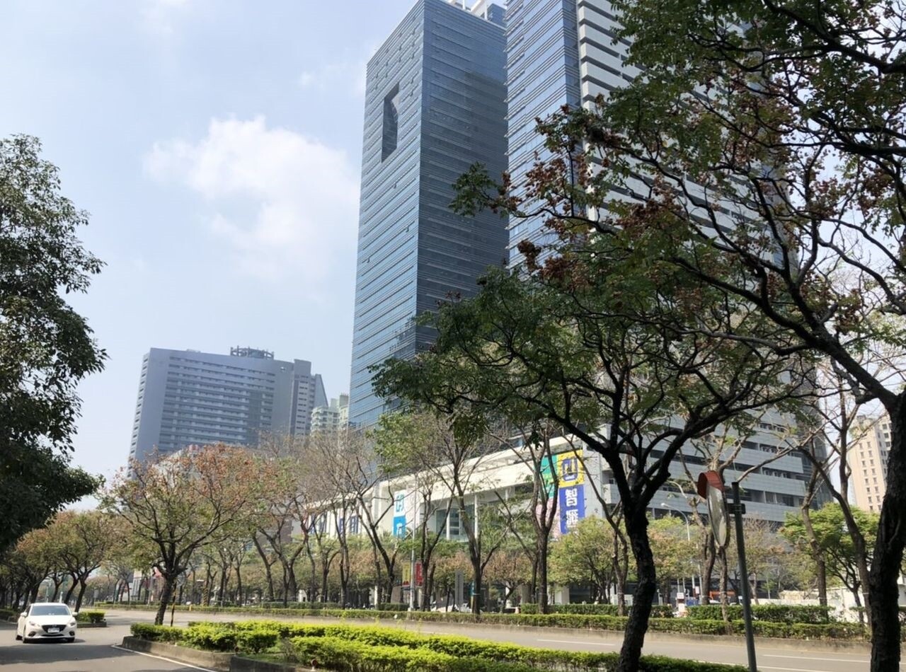 台中市七期新市政中心路寬達60米的市政路林蔭大道,如同台北仁愛路,吸引大型商辦、豪宅雲集。記者趙容萱/攝影
