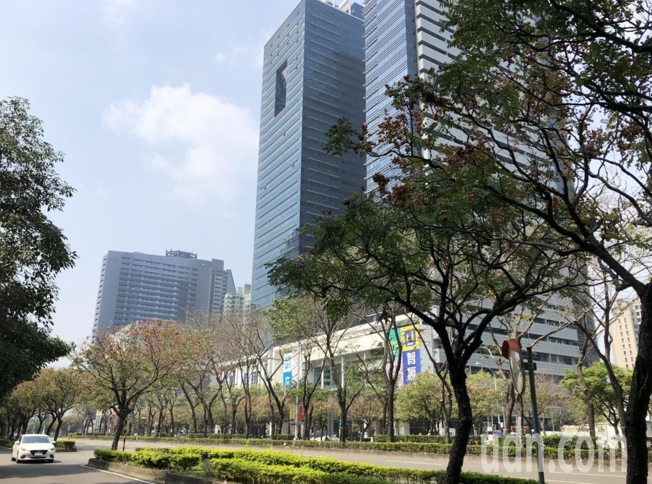 台中市七期新市政中心路寬達60米的市政路林蔭大道,如同台北仁愛路,吸引大型商辦、豪宅雲集。記者趙容萱/攝影