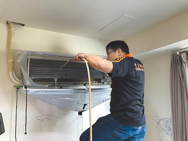 防疫大作戰，隨白天氣溫升高，民眾趁夏天來臨前，保養、清潔冷氣正是時候，濾網、熱交換器清潔是清潔重點。（特力屋提供）