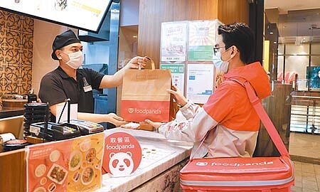 北市27日率先公布施行《台北市外送平台業者管理自治條例》,違反規定將挨罰2至10萬元不等罰鍰。(本報資料照片)