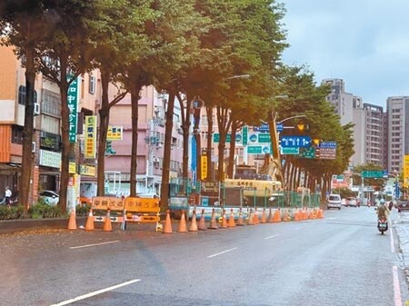 桃園市雨水下水道在6都中排名倒數，多位民代要求改善。（賴佑維攝）