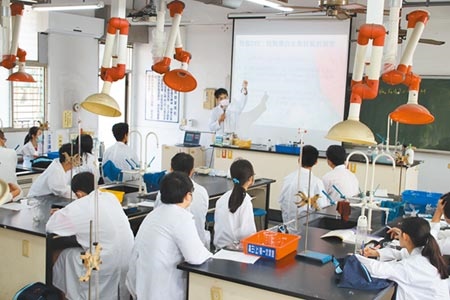  鳳山高中化學實驗課，若學校被迫停課使用線上教學，沒辦法讓學生們親身實作，對學生們的學習多少有影響。（洪浩軒攝）