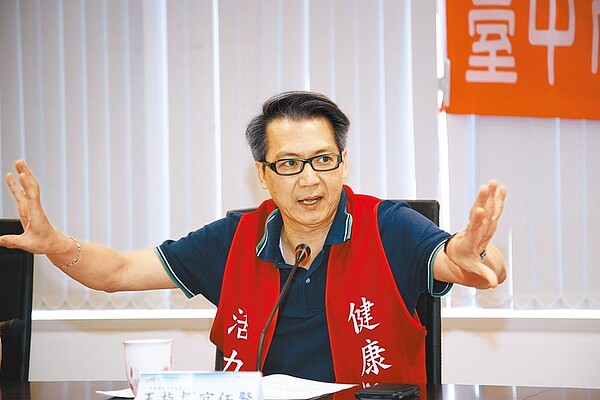 中華民國防疫學會榮譽理事長、中國醫藥大學感染科主任王任賢認為，新冠肺炎具公共危害，一定要公開確診者的身分、足跡。（本報資料照片）