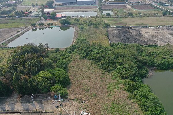 台南市安南區一處農田被掩埋廢棄物,地主未清理,環保局要移請行政執行處採取查扣財產等行動。圖/台南市環保局提供