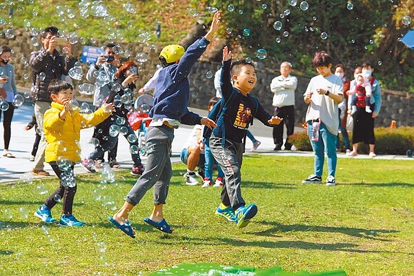 南瀛天文館於兒童連假推出一系列以火箭為主題的活動,圖為魔術泡泡秀。(台南市教育局提供/曹婷婷台南傳真)