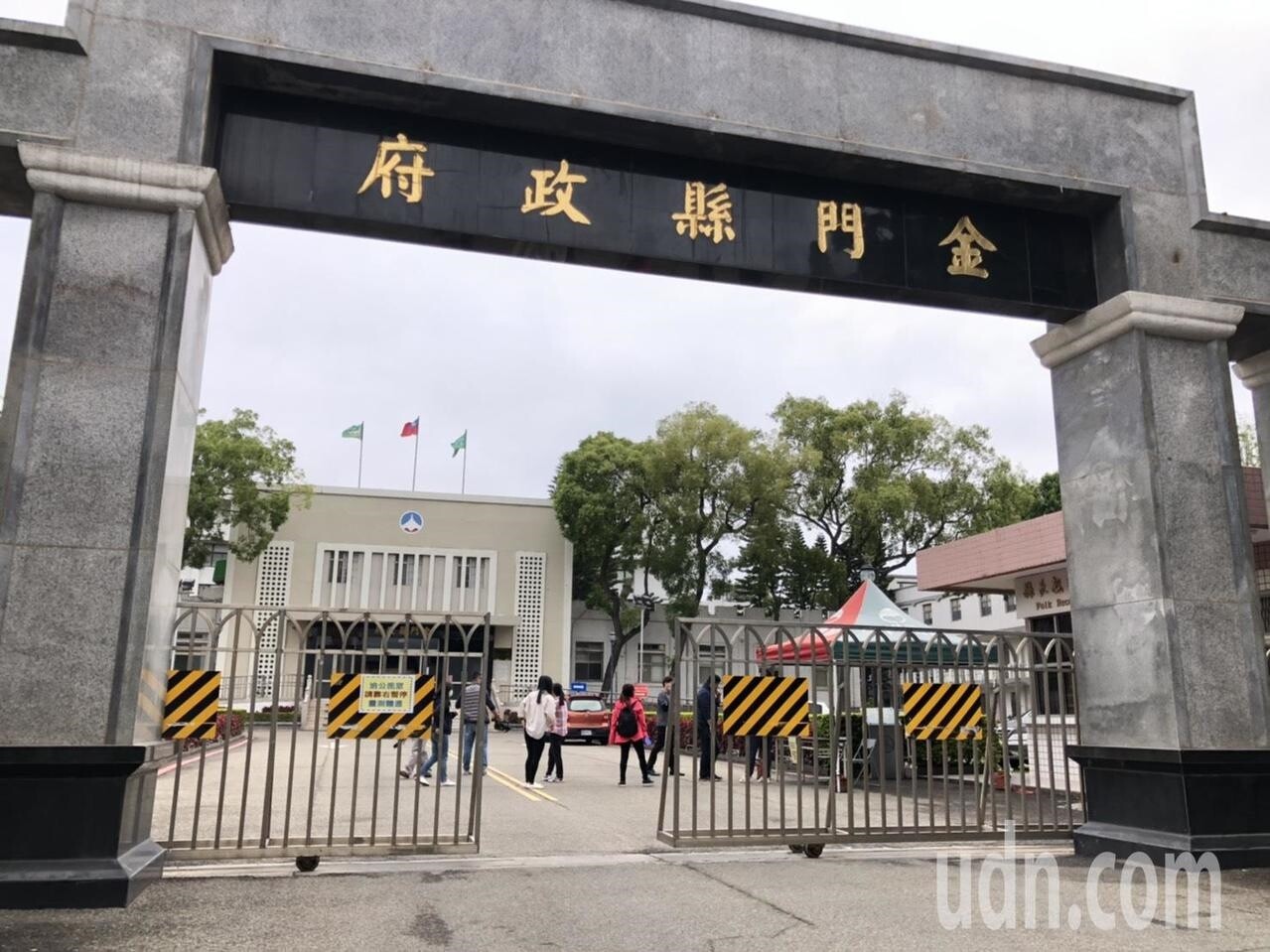 金門縣政府將自30日起實施出入管制,所有員工及洽公民眾進出都要量測體溫。記者蔡家蓁/攝影
