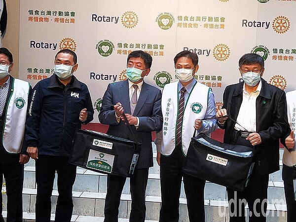 衛福部長陳時中、台北市長柯文哲、新北市長侯友宜一起為惜食廚房揭牌。記者施鴻基/攝影