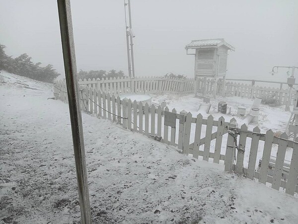 玉山站7時5分開始下雪,8時25分停。圖/氣象局提供