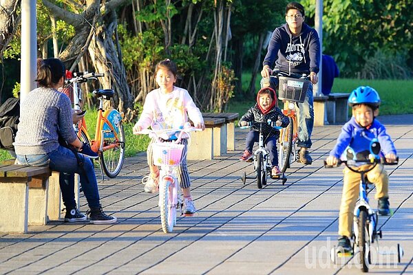 東北季風影響,29日白天北部及東半部地區回溫有限,中南部高溫仍可達26至29度。圖/聯合報系資料照